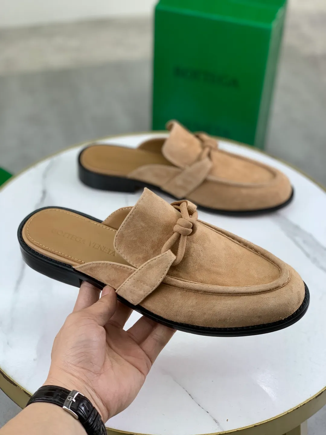 Men's shoes 💰P800 [New model] (genuine leather outsole) water-dyed cow lining 💰High-quality business couple half-slip leather shoes 💎💎💎 BOTTEGA VENETA official website synchronizes the latest top version of BV in the market, accepts material comparison, shoe type comparison, process comparison, practical and textured, versatile and suitable for any occasion, the more you look at it, the more flavorful it becomes. Purely hand-knitted craftsmanship - Upper material, calfskin imported from Italy 🇮🇹 - High-quality water-dyed cowhide lining - Original private model customized leather outsole -Size: Female 35-39 (40 ordered) Male 39-44 (38 45 can be customized) Color: Multiple colors available
